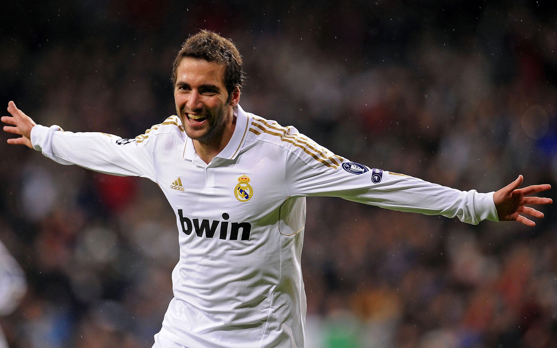 AYX SPORTS-各国球迷“云聚”欧冠现场，创造奇迹现场气氛火爆，欧洲各足球俱乐部球迷排名