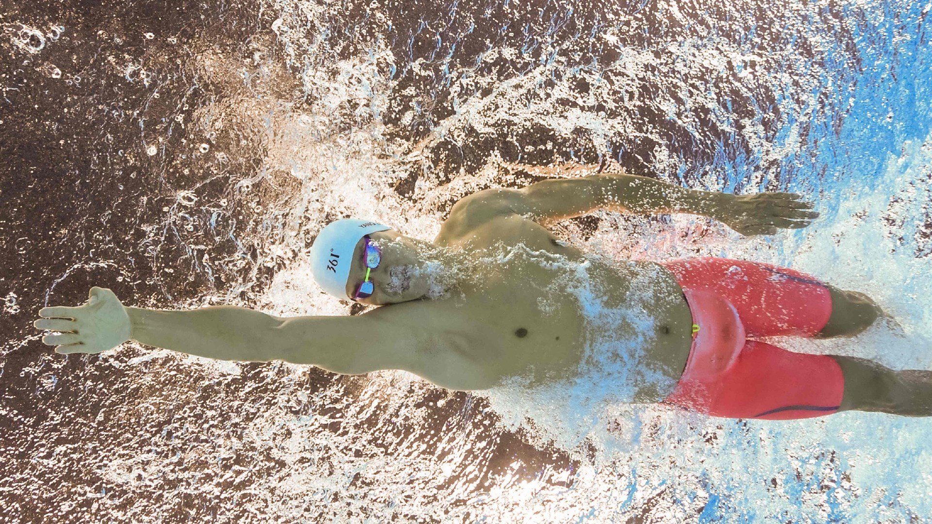 国内足球产业链“人才+设备+场馆”融合发展格局形成，足球产业主要经营内容