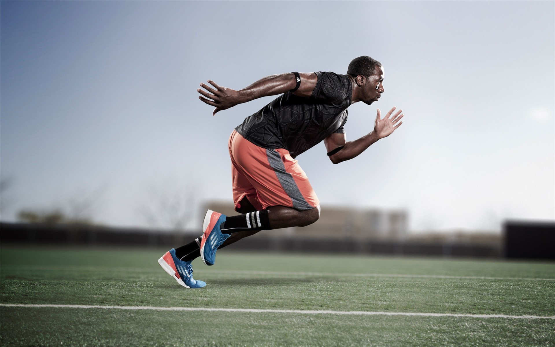 爱游戏体育（AYX）官方APP下载-城市夜空激光划水，科技与运动的梦幻结合，夜空中的激光束